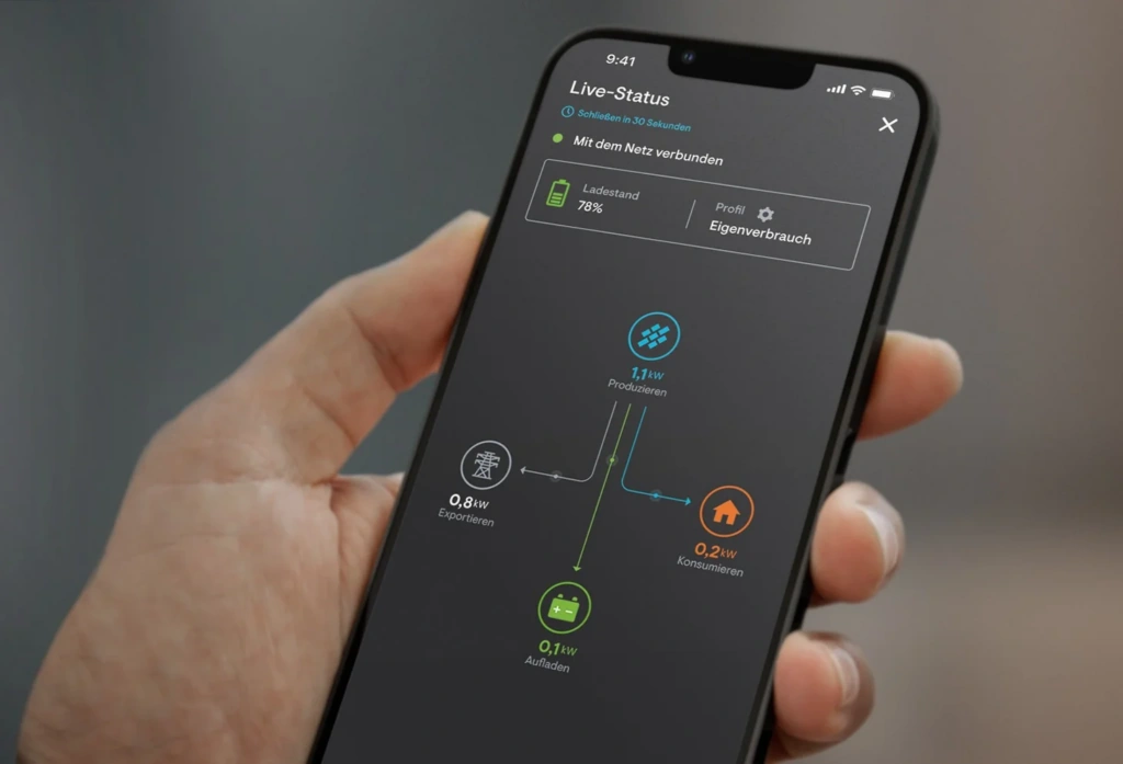 Handy mit Auswertungs App einer Photovoltaik Anlage