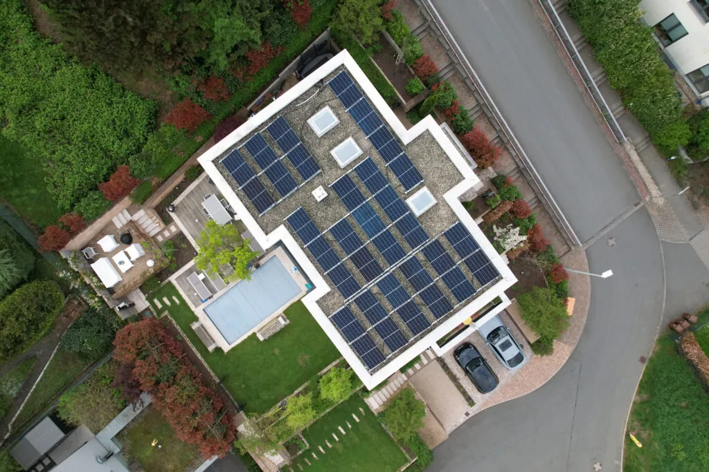 Luftaufnahme eines Bungalows mit Photovoltaik Anlage